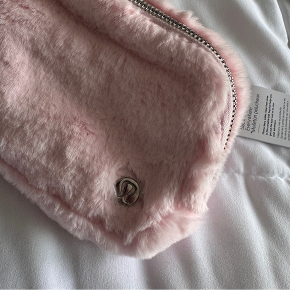 Everywhere Belt Bag Plush Fleece - Strawberry Milkshake - Picture 4 of 7